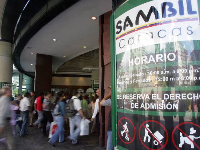 Ingreso de clientes al centro comercial &quot;Sambil&quot; de Caracas en 2006 y una de las propiedades regresadas tras su expropiación.                 Foto: Getty 