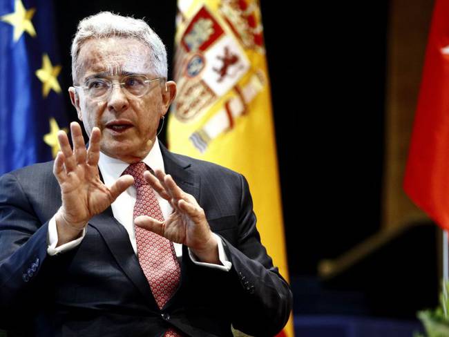 El expresidente Álvaro Uribe en un foro internacional.