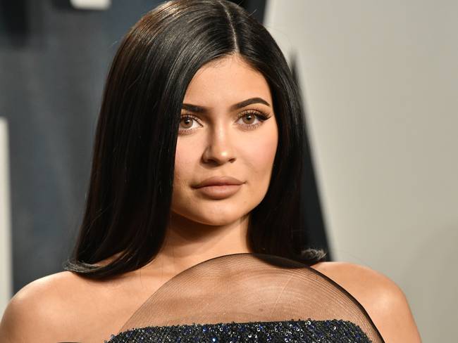 Kylie Jenner paraliza Instagram con diminuto bikini color piel