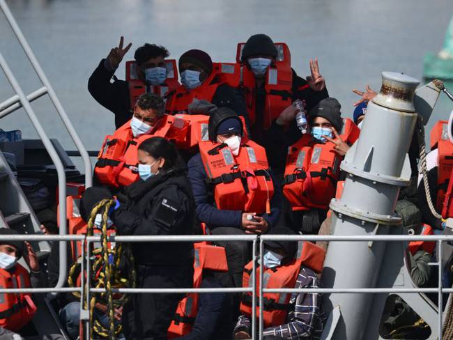 Migrantes detenidos en aguas cercanas al Reino Unido 