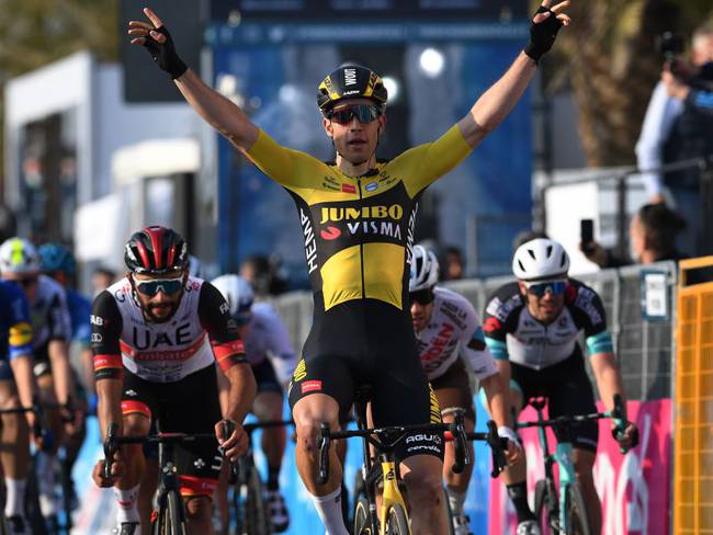 Wout Van Aert festeja la victoria en la primera etapa de la Tirreno-Adriático.