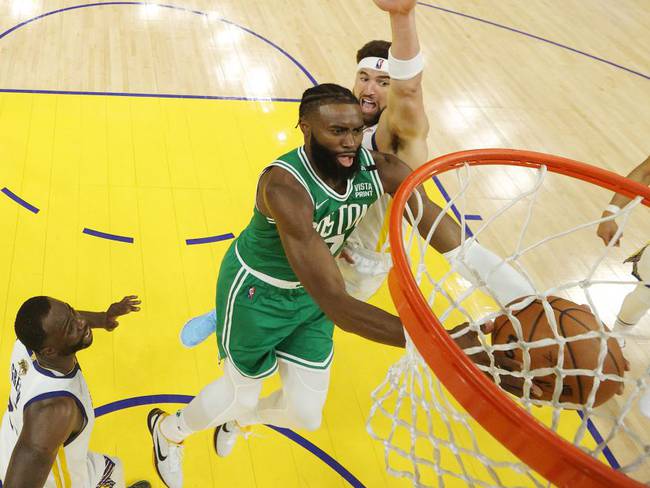 Los Boston Celtics se impusieron 108-120 como visitantes en la primera final de la NBA.