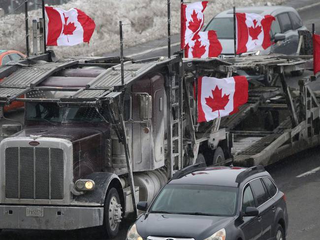 Protesta de camioneros bloquea otro cruce fronterizo entre EE.UU. y Canadá