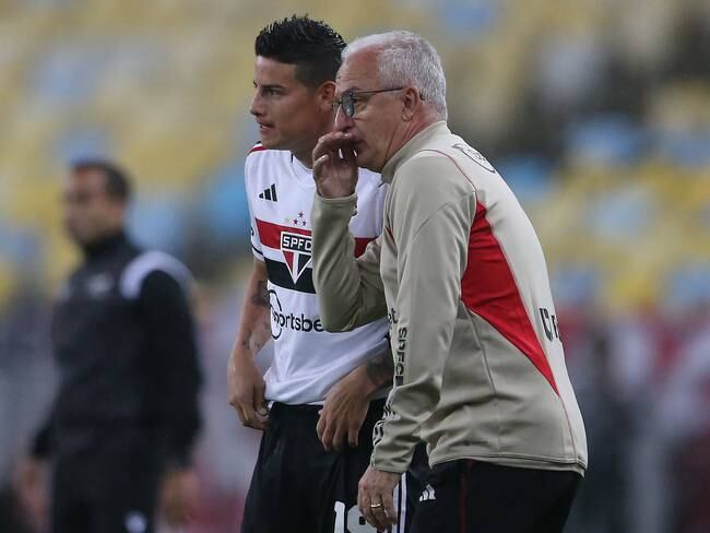 RIO DE JANEIRO, BRAZIL - AUGUST 13: Head Coach Dorival Junior of Sao Paulo (R) talks to James Rodríguez of Sao Paulo (L) who is getting into the field for debut with São Paulo t-shirt during Campeonato Brasileiro Serie A match between Flamengo and Sao Paulo at Maracana Stadium on August 13, 2023 in Rio de Janeiro, Brazil. (Photo by )
