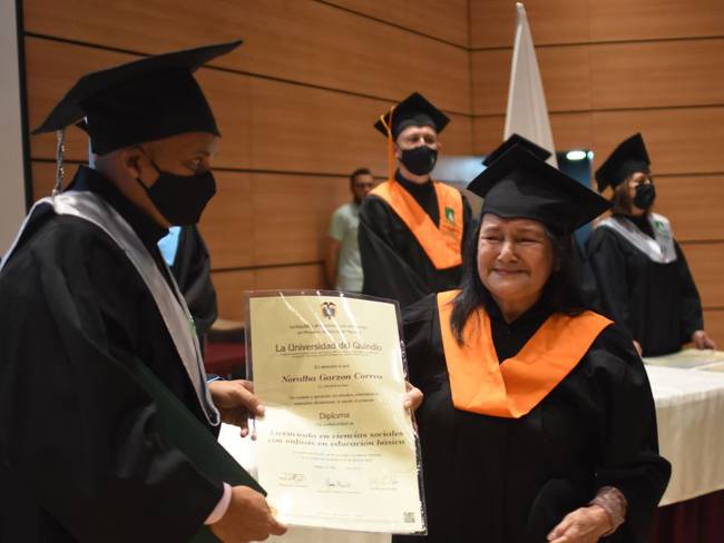 Noralba Garzón Correa, 77 años de edad, graduada
