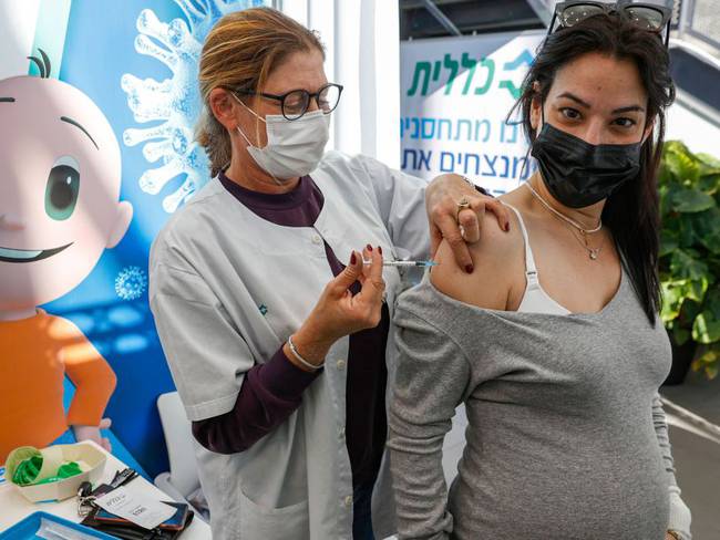 Mujer en embarazo recibe vacuna en Israel 