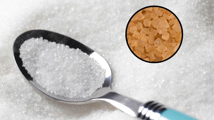 Azúcar refinado con una cuchara y azúcar sin refinar, de color marrón. (Fotos vía Getty Images)