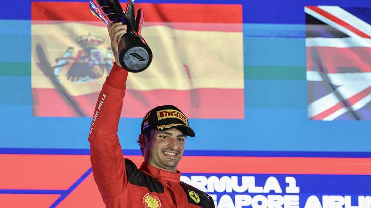 Carlos Sainz Jr. en el podio del GP de Singapur 2023