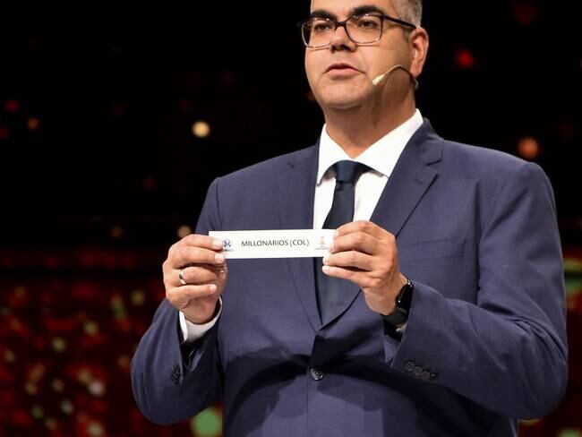Frederico Nantes, director de competiciones de la Conmebol mostrando el nombre de Millonarios en el sorteo de la fase preliminar de la Libertadores (Photo by NORBERTO DUARTE/POOL/AFP via Getty Images)