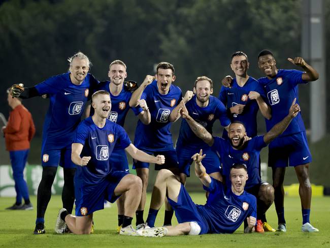 DOHA, QATAR - NOVEMBER 17: Winning team, Remko Pasveer of Holland, Kenneth Taylor of Holland, Marten de Roon of Holland, Daley Blind of Holland, Steven Berghuis of Holland, Denzel Dumfries of Holland, Matthijs de Ligt of Holland, Memphis Depay of Holland, Wout Weghorst of Holland  during the  Training MenTraining Holland at the QT6 on November 17, 2022 in Doha Qatar (Photo by Rico Brouwer/Soccrates/Getty Images)