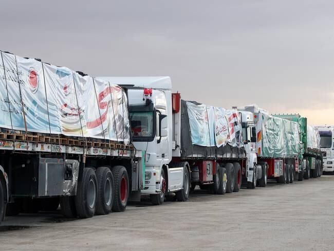 Rafah (Egypt), 19/11/2023.- A humanitarian aid convoy bound for the Gaza Strip is parked outside Rafah border gate, at the Rafah border crossing between the Gaza Strip and Egypt, in Rafah, Egypt, 19 November 2023. More than 11,700 Palestinians and at least 1,200 Israelis have been killed, according to the Israel Defense Forces (IDF) and the Palestinian health authority, since Hamas militants launched an attack against Israel from the Gaza Strip on 07 October, and the Israeli operations in Gaza and the West Bank which followed it. (Egipto) EFE/EPA/KHALED ELFIQI
