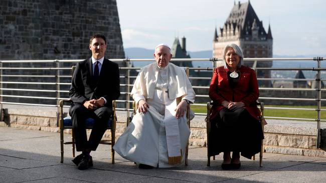 El presidente de Canadá, Justin Trudeau; papa Francisco y la gobernadora general de ese país, Mary Simon.