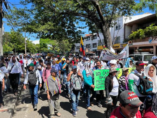 Según los manifestantes, decidieron salir a las calles de la capital huilense con el objetivo de exigir al Gobierno Nacional el cese al fuego y un mayor compromiso con la paz