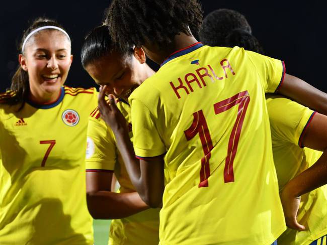 Gabriela Rodríguez festeja el primer gol de Colombia ante Paraguay.