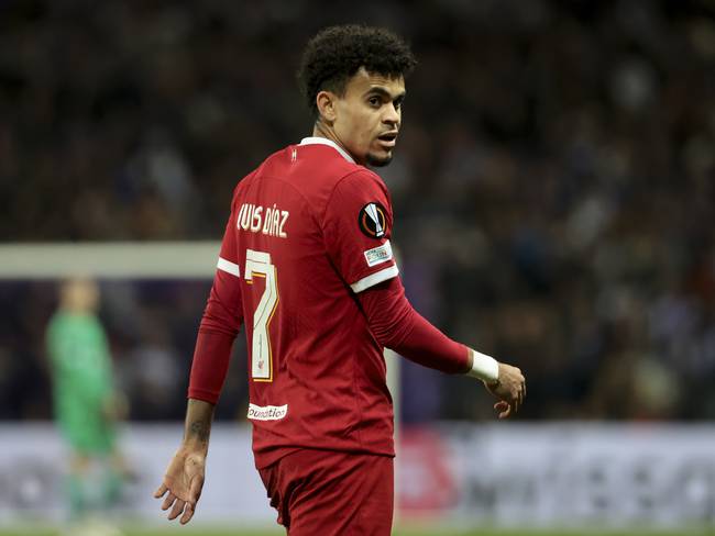 TOULOUSE, FRANCE - NOVEMBER 9: Luis Diaz of Liverpool looks on during the UEFA Europa League 2023/24 Goup E match betweenToulouse FC (TFC, Tefece) and Liverpool FC (LFC) at the Stadium de Toulouse on November 9, 2023 in Toulouse, France. (Photo by Jean Catuffe/Getty Images)