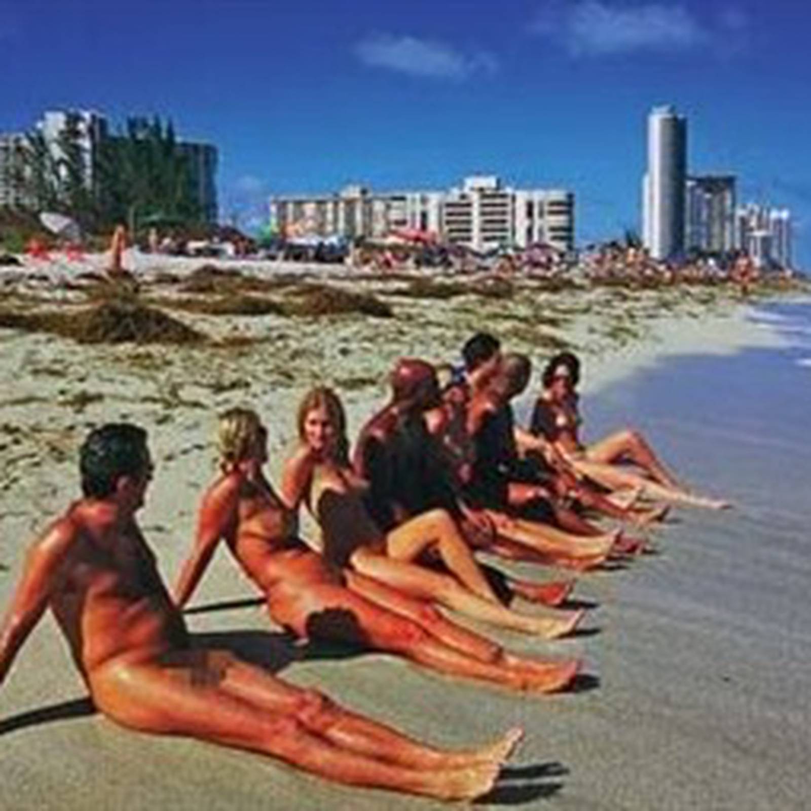 Playa española logra el Guinness al mayor baño colectivo desnudo del mundo