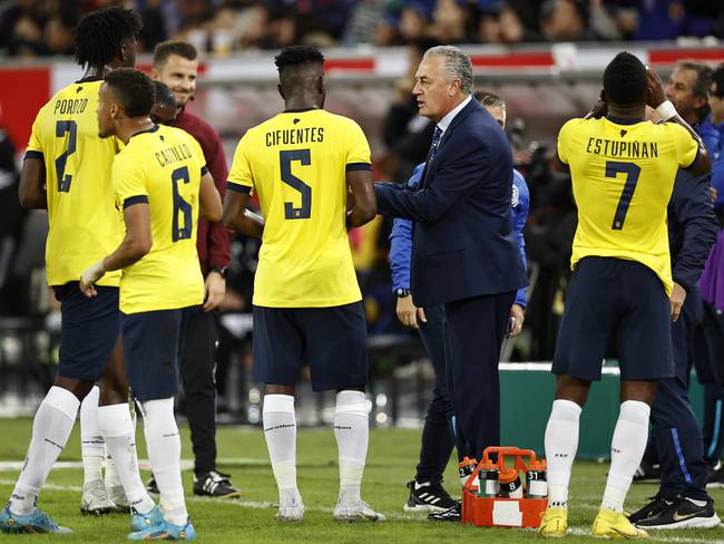 El técnico Gustavo Alfaro da indicaciones a sus futbolistas durante el partido ante Japón/ Getty Images