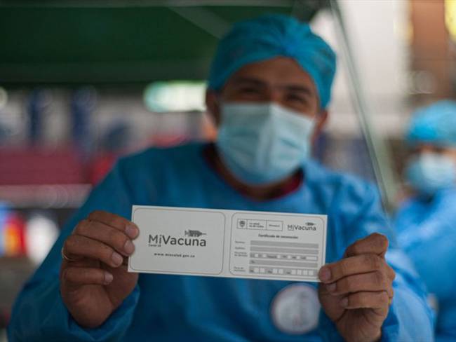 El presidente Iván Duque presentó el certificado digital de vacunación del COVID-19. Foto: Getty Images / SEBASTIAN BARROS