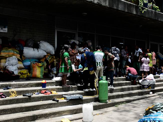 Cambuches de indígenas de Chocó, asentados en Medellín. Cortesía: Alcaldía de Medellín.