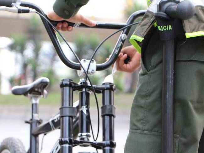 chisme diseño Seguro Menor llevaba marihuana escondida en las barras de su bicicleta