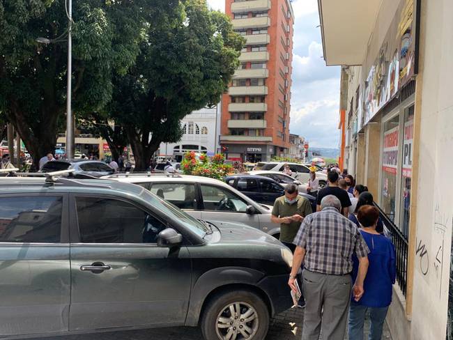 Andenes reducidos por vehículos que se parquean en lugares no habilitados - Caracol Radio Pereira.