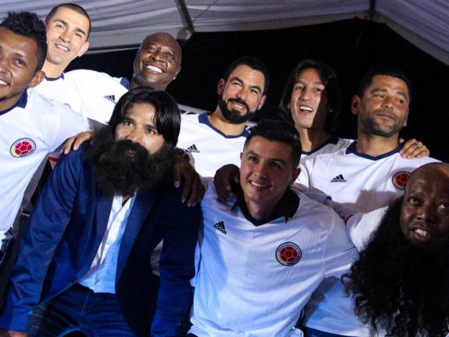 Futbolistas se divierten en show de tendencias de cortes de pelo y barbas