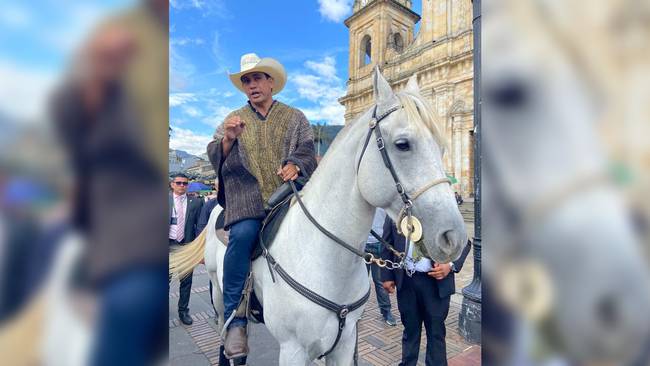 Senador Alirio Barrera llega en caballo al Congreso, | Caracol Radio