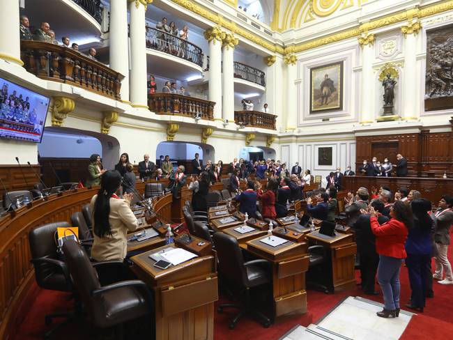 Miembros del Congreso son vistos con la vicepresidenta Dina Boluarte en el Congreso de Perú el 07 de diciembre de 2022. Vía Getty Images.