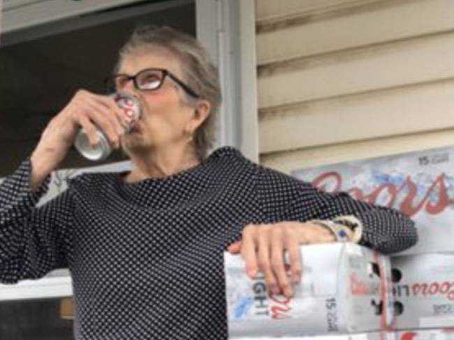 Anciana pidió cerveza para la cuarentena y fabrica le regala 150 latas