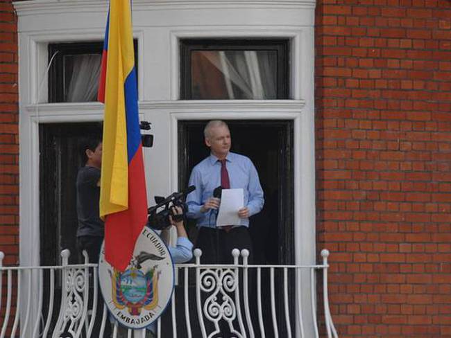 Ecuador restringe comunicación en su embajada en Londres, donde está Assange