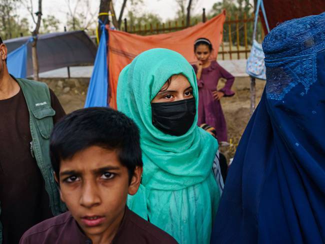 Afganos huyendo en Kabul, Afganistán.