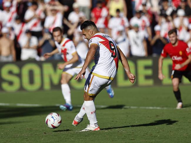 Falcao cobrando el penalti del empate del Rayo Vallecano 2-2 ante el Mallorca. EFE/Rodrigo Jiménez