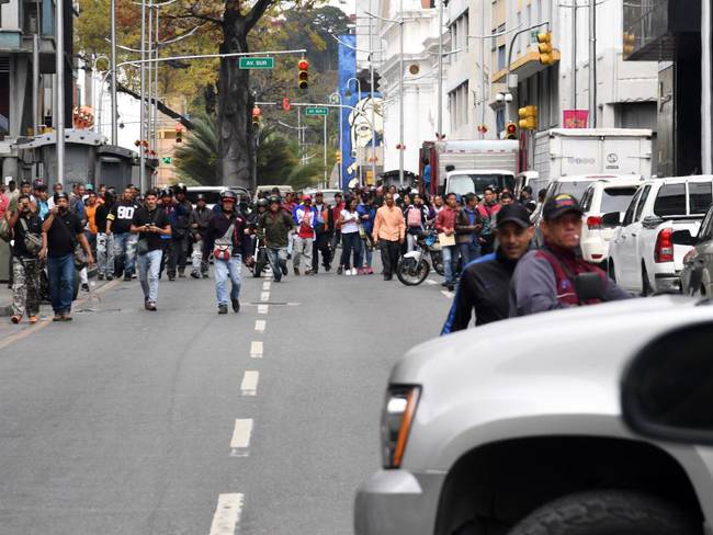 Civiles agreden a la oposición venezolana que intentó entrar al Parlamento