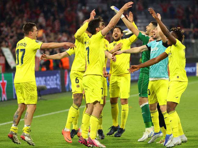 Los jugadores del Villarreal festejan la clasificación en un Allianz Arena totalmente en silencio.