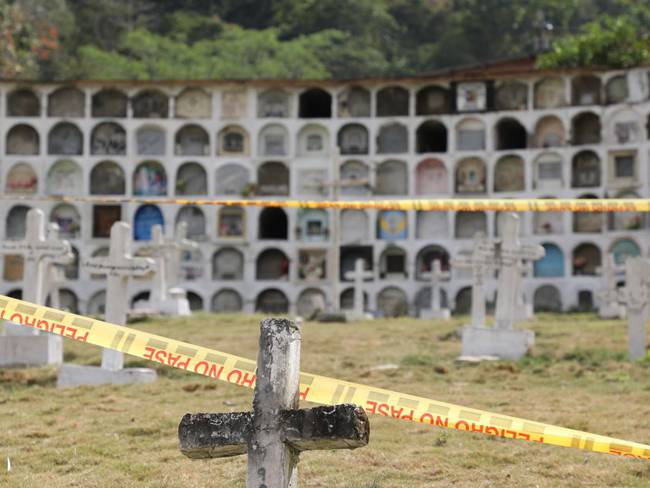 Labores forenses en cementerio