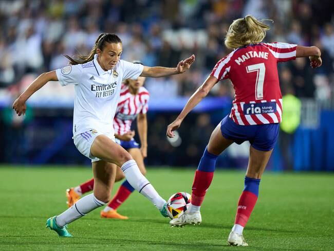 Caroline Weir del Real Madrid en un duelo con Maitane Lopez del Atletico de Madrid durante la final de la Copa de la Reina.  (Photo by Angel Martinez/Getty Images)