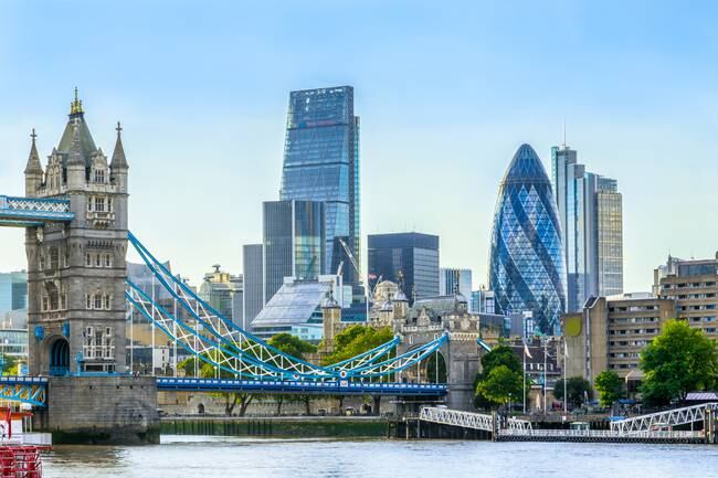 Tower Bridge y el distrito financiero en Londres (Getty Images)