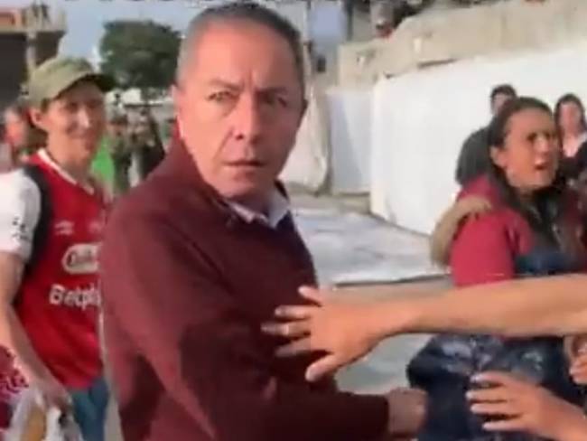 Captura de pantalla del video en el que Eduardo Méndez es increpado por hinchas a las afueras del estadio