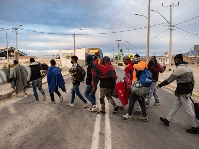 Migrantes entrando a Chile por la frontera con Bolivia.  Foto: Getty