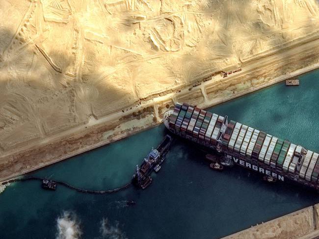 Imagen aérea del buque encallado en el canal de Suez