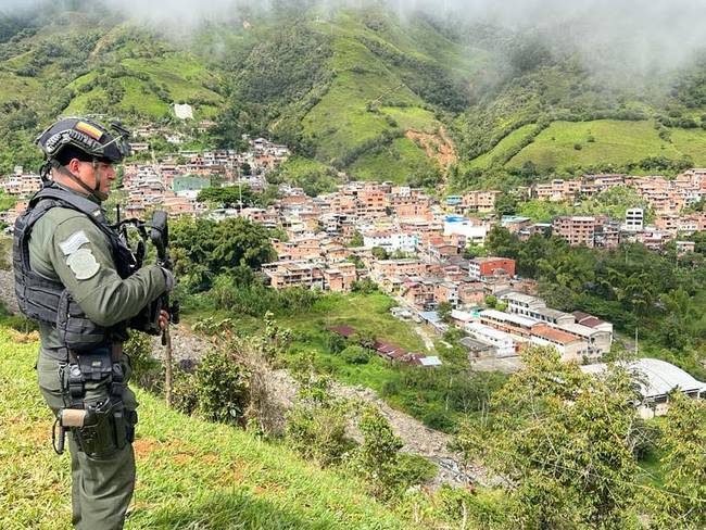 Ejército y Policía reforzaron seguridad en la vereda Las Auras de Briceño, Antioquia, tras combates de ilegales. Foto: Gobernación de Antioquia.