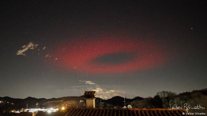 Un misterioso anello di luce rossa è apparso nel cielo sopra l’Italia, di cosa si trattava?