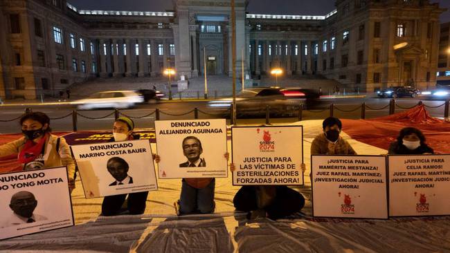 Manifestaciones en Perú, en rechazo a las esterilizaciones forzadas durante el gobierno de Alberto Fujimori.    Foto: Getty