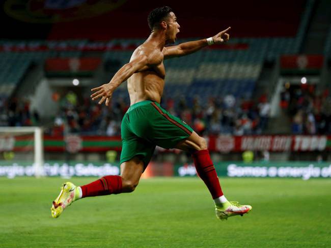 Cristiano Ronaldo festeja su gol 111 con Portugal y el de la victoria 2-1 ante Irlanda.