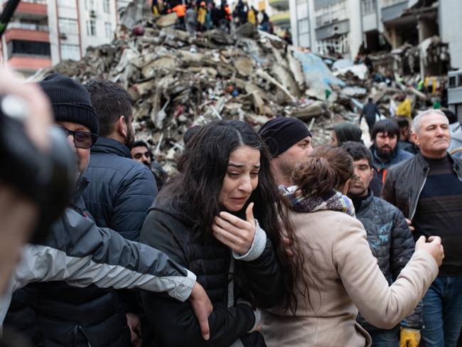 Civiles en medio de los daños causados por los dos terremotos en Turquía que también perjudicaron a Siria. 
(Foto: CAN EROK/AFP via Getty Images)