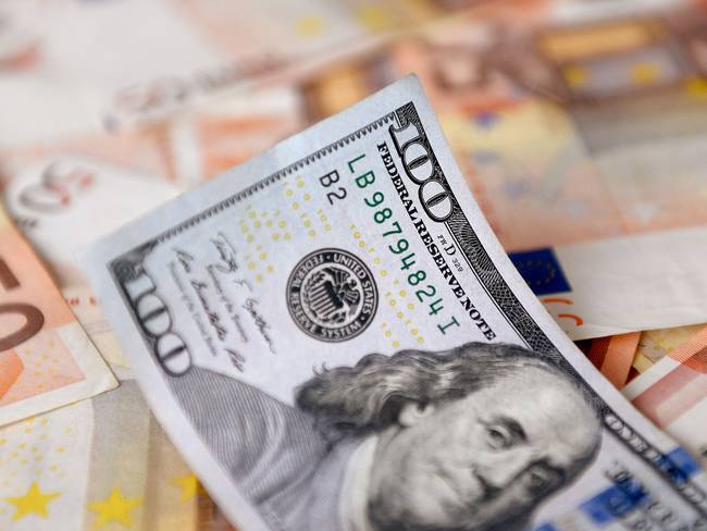 Imagen de referencia del dólar y el euro. (Photo by DANIEL MUNOZ/AFP via Getty Images)