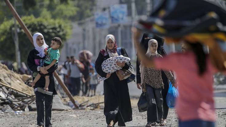 -FOTODELDÍA- Gaza (---), 13/10/2023.- Mujeres y niños de la ciudad de Gaza comienzan a evacuar tras el aviso de Israel de una invasión terrestre en el norte de Gaza. EFE/MOHAMMED SABER