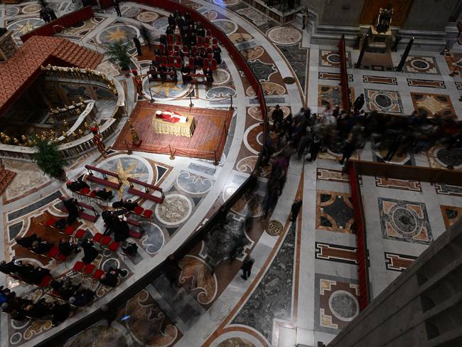 El cuerpo del Papa emérito Benedicto XVI yace en estado en la Basílica de San Pedro en el Vaticano, el 3 de enero de 2023. Foto de FILIPPO MONTEFORTE/AFP vía Getty Images.