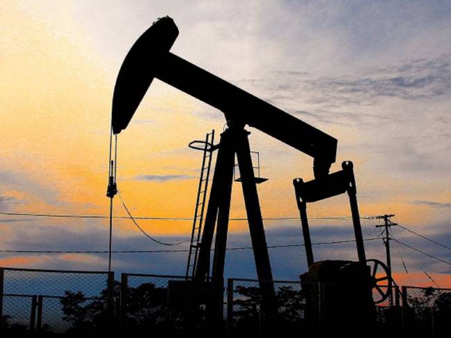 Precio del petróleo alcanza su máximo anual y roza los 75 dólares