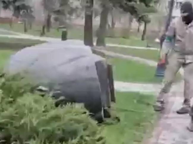 Paramilitar ucraniano tumbó estatua de mariscal que luchó contra nazismo